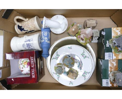 A mixed collection of items to include: Boxed Royal Albert Floral Cup &amp; Saucers, Lilliput Lane Houses, decorative pottery