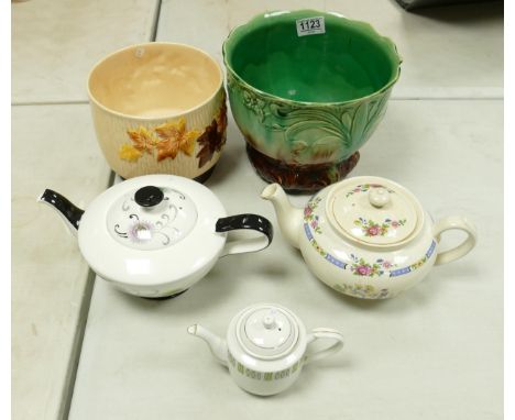 A collection of Goss, Arcadian &amp; similar Crested items: 