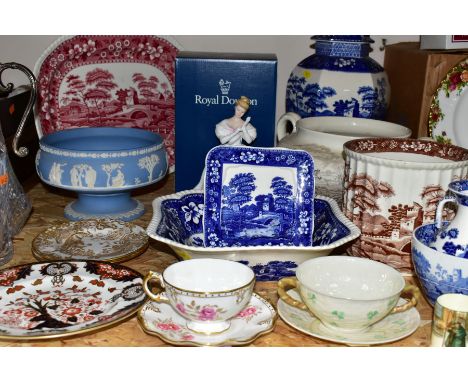 A GROUP OF CERAMICS, to include a boxed Royal Doulton Denise HN2477 figurine, a Royal Crown Derby Imari Kings Pattern 383 21.