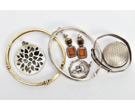 A BAG OF ASSORTED SILVER AND WHITE METAL JEWELLERY, to include a silver hinged bangle, hallmarked Birmingham, a white metal h