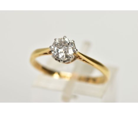 A YELLOW METAL SINGLE STONE DIAMOND RING, old cut diamond within an eight-claw setting, colour assessed as H-I, clarity asses