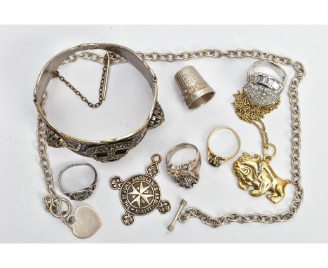 A BAG OF ASSORTED JEWELLERY, to include a silver gilt bulldog pendant set with a colourless cubic zirconia collar, stamped 92