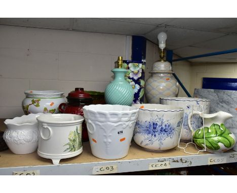 A GROUP OF TABLE LAMPS, PLANTERS AND SUNDRY ITEMS, generally late twentieth century/contemporary to include two ceramic table