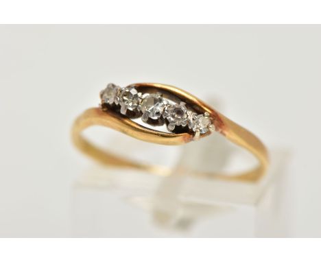 A YELLOW METAL FIVE STONE DIAMOND RING, designed with a row of graduating single cut diamonds, within cross over shoulders le