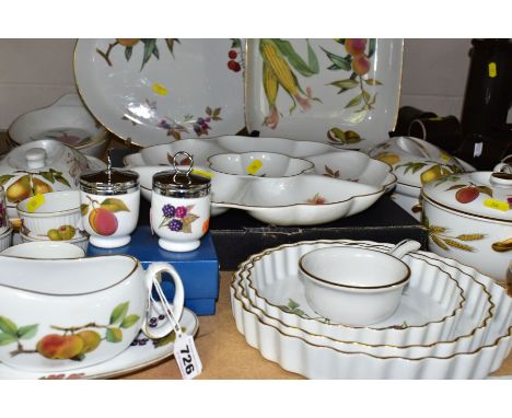 TWENTY FOUR PIECES OF ROYAL WORCESTER EVESHAM DINNER WARES ETC, to include graduated flan dishes, ramekins, vegetable dishes 