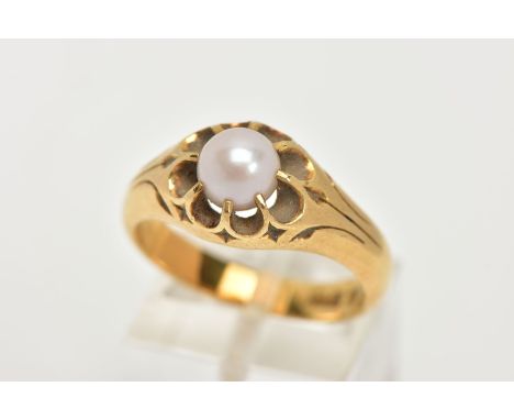 AN EARLY 20TH CENTURY GOLD, CULTURED PEARL RING, a heavy yellow gold tapered ring, set with a white cultured pearl in a gypsy