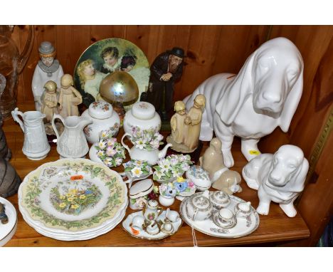 A GROUP OF DECORATIVE GIFTWARE CERAMICS, RESIN FIGURES, ETC including an Aynsley Dickens Series 'Fagin' figure, a Wedgwood mi