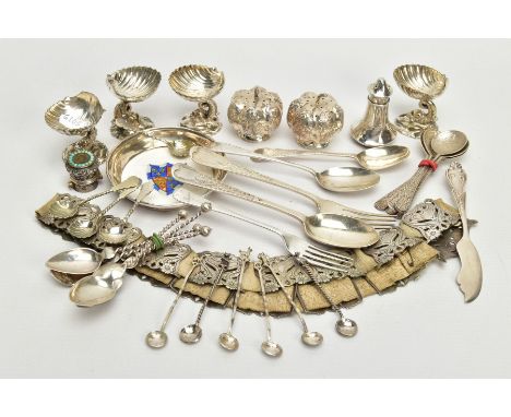 AN ASSORTMENT OF SILVER CUTLERY AND WHITE METAL ITEMS, to include an old English bright cut matching spoon and fork, engraved