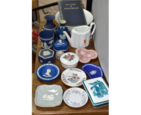 A COLLECTION OF WEDGWOOD CERAMICS INCLUDING JASPERWARE, to include a 23cm diameter bowl with gold rim, a white teapot with li