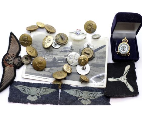 Mixed RAF cloth badges and uniform buttons. P&amp;P Group 1 (£14+VAT for the first lot and £1+VAT for subsequent lots) 