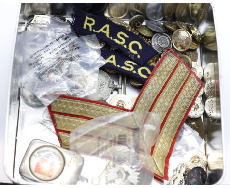 Mixed 20th century military uniform buttons (mostly UK and USSR), with some cloth badges and shoulder titles. P&amp;P Group 1