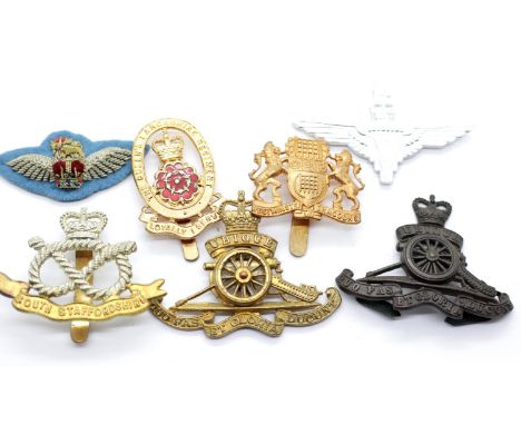 Mixed British military cap badges, including Royal Artillery. P&amp;P Group 1 (£14+VAT for the first lot and £1+VAT for subse