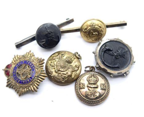 Mixed sweetheart brooches made from regimental buttons. P&amp;P Group 1 (£14+VAT for the first lot and £1+VAT for subsequent 