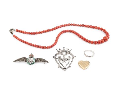 A collection of jewellery and costume items, to include an 18ct white gold wedding band, with engraved decoration, a 9ct gold