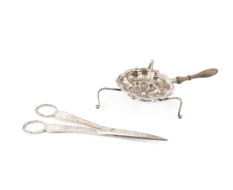 A pair of late Victorian silver grape scissors, with foliate engraved decoration by Wakely &amp; Wheeler, London 1887, 17cm l