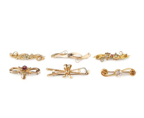 A novelty bar brooch of golfing interest, modelled as two crossed golf clubs with ribbon tied centre and seed pearl accents, 
