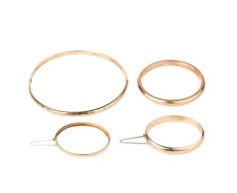 A 9ct gold hinged circular collar necklet, with faceted decoration, together with two 9ct gold hinged oval bangles, and a 9ct