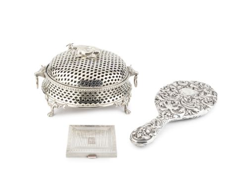 A George V silver compact, with reeded decoration, applied gold initial to the cover, and hinged powder compartment by L. E. 