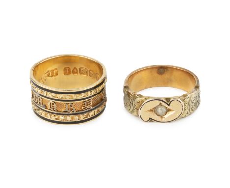 A George IV enamel memorial ring, relief decorated with bands of black enamel and 'In Memory Of', the interior inscribed 'Car