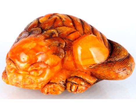 Japan 19. Jahrhundert Netsuke Bernstein Katabori liegender Shishi, japanese amber netsuke,Bernstein, Japan 19. Jahrhundert, l