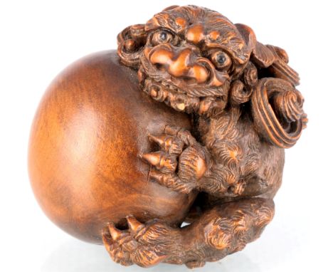 Japan 19. Jahrhundert Netsuke Katabori Shishi mit großem Ball, japanese wooden netsuke figure,Buchsbaum, Japan frühes 19. Jah