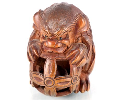 Japan 19. Jahrhundert Netsuke Katabori Shishi mit großem Brokatball, japanese wooden netsuke figure,Buchsbaum, Japan 19. Jahr