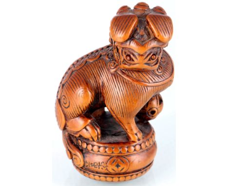 Japan Netsuke Katabori sitzender Shishi mit Brokatball Meiji-Period, japanese wooden netsuke figure,Buchsbaum, Japan Mitte 20