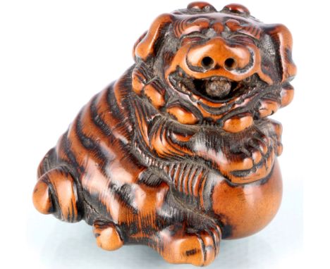 Japan 19. Jahrhundert Netsuke Katabori Shishi mit Ball und Kugel im Maul Meiji-Period, japanese wooden netsuke figure,Buchsba