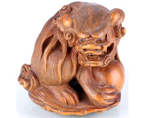 Japan 19. Jahrhundert Netsuke Katabori sitzender Shishi mit Ball, japanese wooden netsuke figure,Buchsbaum, Japan frühes 19. 