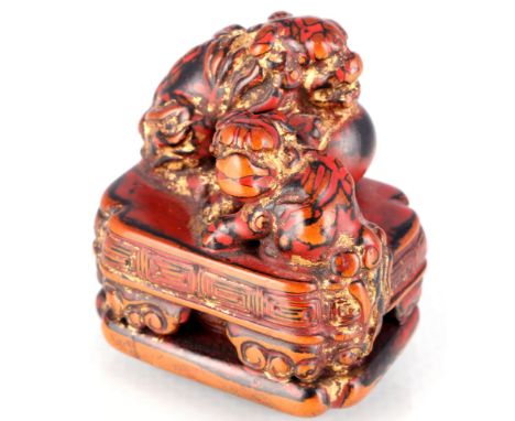 Japan 19. Jahrhundert Netsuke Rotlack Katabori zwei Shishis auf Podest, japanese wooden netsuke,Holz, Rotlack, Japan 19. Jahr