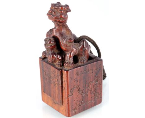 Japan 19. Jahrhundert Netsuke Karakuri zwei Shishis mit Geheimfach, japanese wooden netsuke,Holz, Japan 19. Jahrhundert, inei