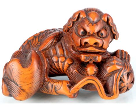 Japan 19. Jahrhundert Netsuke Katabori Shishi mit Brokatball, japanese wooden netsuke figure,Birnbaum, Japan 19. Jahrhundert,