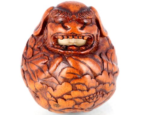 Japan 19. Jahrhundert Netsuke Katabori kugelförmiger Shishi mit Frauengesicht im Maul, japanese wooden netsuke figure,Buchsba