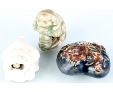 Japan Netsuke Keramik Katabori 3 Shishi, japanese ceramic netsuke,Keramik, Japan 19. Jahrhundert, ein Netsuke blau gefasst mi
