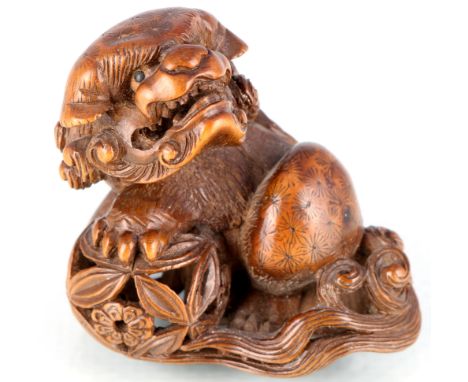 Japan 19. Jahrhundert Netsuke Katabori liegender Shishi mit Brokatball, japanese wooden netsuke figure,Buchsbaum, Japan 19. J