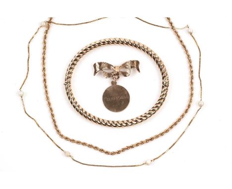 A selection of gold jewellery, including: a 9ct yellow gold "Chairman" fob pendant, on a 9ct yellow gold bow brooch pin, 5.1g