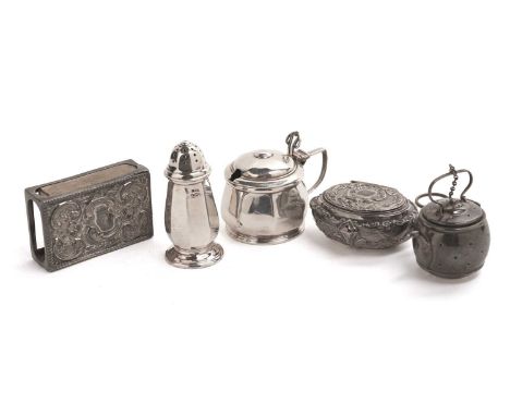 A selection of small silver wares, including: an Edwardian silver matchbox case holder and pill box, by D. Bros, Birmingham 1