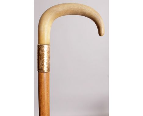 AN EARLY 20TH CENTURY CHINESE RHINO HORN HANDLED WOOD WALKING STICK, with an engraved copper collar dated 1921, the yellowish