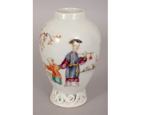 AN 18TH CENTURY CHINESE QIANLONG PERIOD FAMILLE ROSE MANDARIN PORCELAIN TEA CADDY, painted with ladies and boys in a garden s