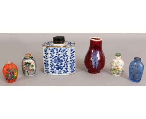 A CHINESE KANGXI PERIOD BLUE & WHITE PORCELAIN TEA CADDY, circa 1700, with fitted wood cover, 3.75in wide & 4.3in high overal