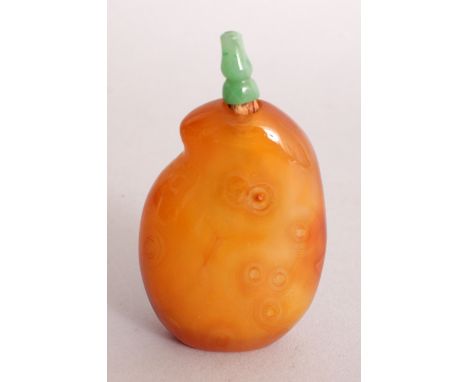 A 19TH/20TH CENTURY CHINESE CARVED AGATE SNUFF BOTTLE & APPLE-GREEN JADE STOPPER, the sides decorated with a bat and a branch