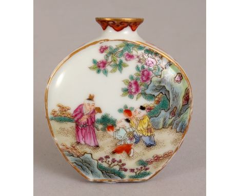 A GOOD QUALITY CHINESE FAMILLE ROSE PORCELAIN SNUFF BOTTLE, decorated to one side with a detailed scene of boys in a garden, 