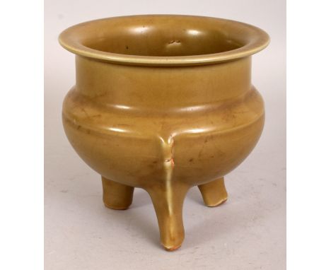 A CHINESE TEA DUST TRIPOD PORCELAIN CENSER, 5.6in diameter at rim & 5.3in high.