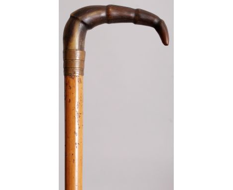 AN EARLY 20TH CENTURY CHINESE RHINO HORN HANDLED WOOD WALKING STICK, with a stepped copper collar, the handle of bamboo form,