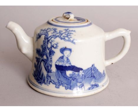 A GOOD QUALITY 20TH CENTURY CHINESE BLUE & WHITE PORCELAIN TEAPOT & COVER, possibly Republic Period, the sides of the bell-fo