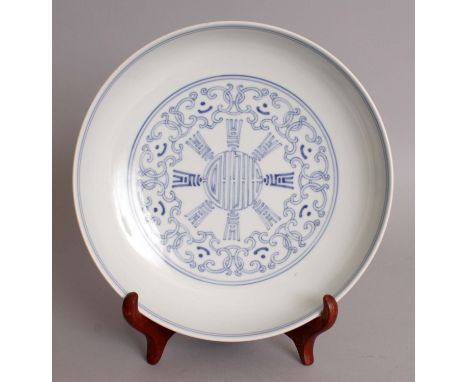 A GOOD 18TH CENTURY CHINESE QIANLONG MARK & PERIOD BLUE & WHITE PORCELAIN SAUCER DISH, together with a later fitted box & woo