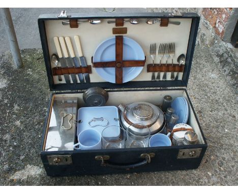 The case measures 21" x 11" x 7" closed, and is covered in Dark Blue Rexine, in reasonable but used condition. It is initiall