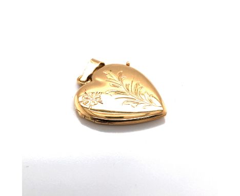 A VINTAGE HEART SHAPE PORTRAIT LOCKET WITH ENGRAVED DECORATION TO THE FRONT. THE BALE STAMPED 750, ASSESSED AS 18ct YELLOW GO