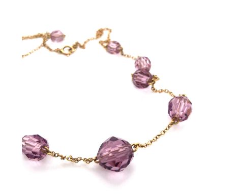 A VINTAGE PASTE FACET BEADED NECKLACE ON A 9ct STAMPED CHAIN, TOGETHER WITH A PAIR OF PINK PASTE FOLIATE PANE BROOCHES. NECKL