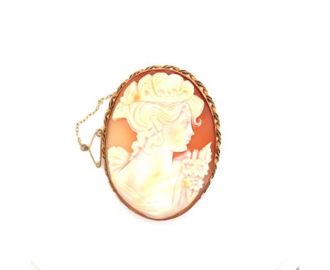 A PORTRAIT CAMEO SHELL BROOCH IN A 9ct HALLMARKED GOLD FRAME, COMPLETE WITH SAFETY CHAIN. MEASURES 6.3 x 5cms. WEIGHT 21.91gr